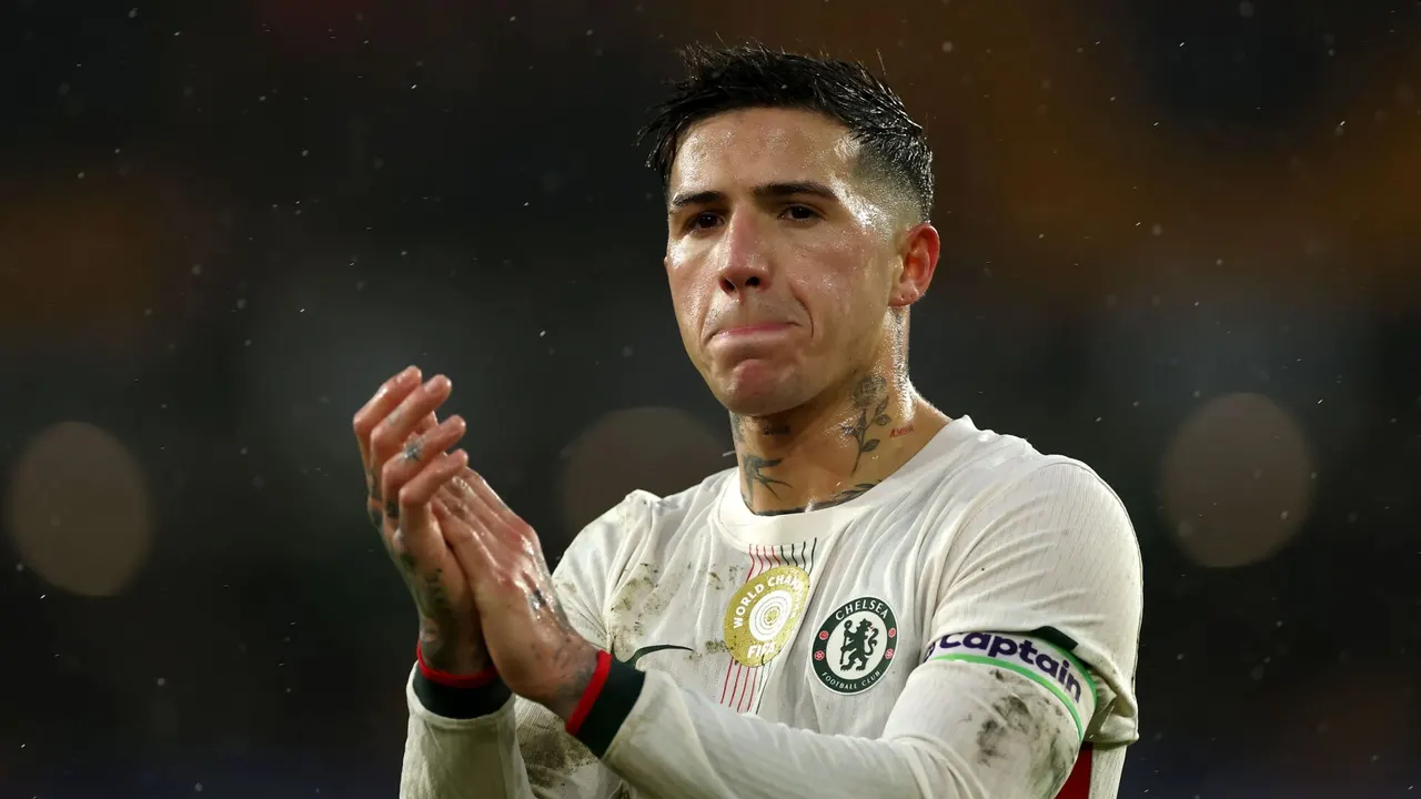 الكشف عن موقف تشيلسي من عودة إنزو فرنانديز بعد فرض حظر داخلي عليه بسبب تلميحه بالانتقال إلى ريال مدريد